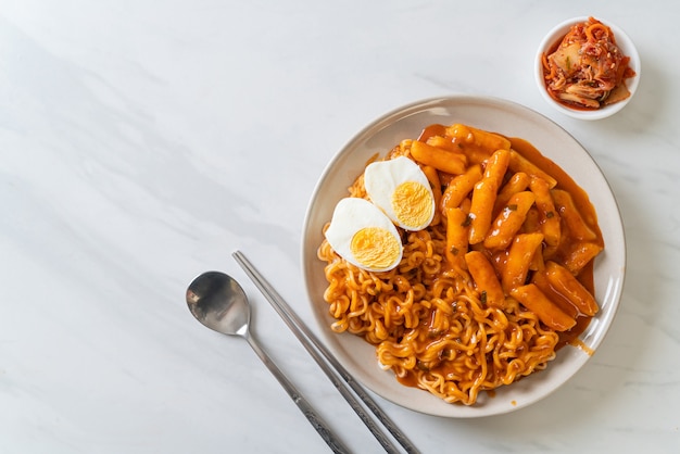 Rabokki (Ramen of Koreaanse instant noodle en Tteokbokki) in pittige Koreaanse saus - Koreaanse eetstijl