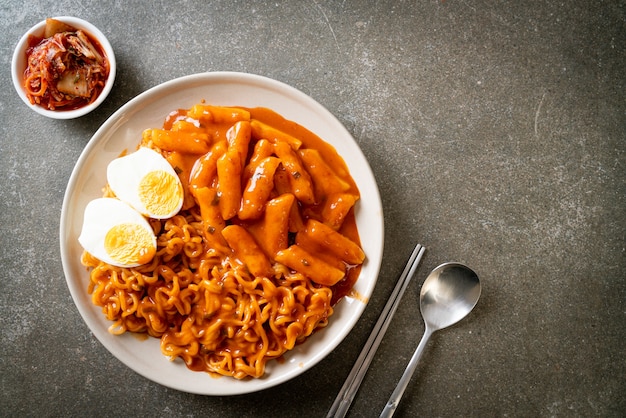 매운 한식 소스에 라볶이 (라면 또는 한국라면과 떡볶이). 한식 스타일