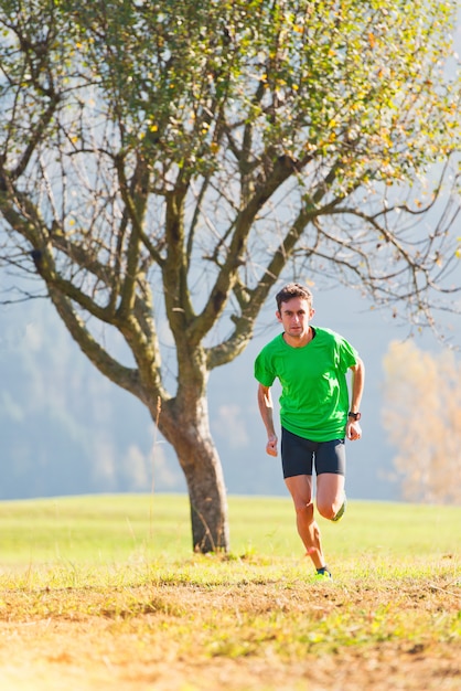 Gara in montagna che un atleta si allena in autunno