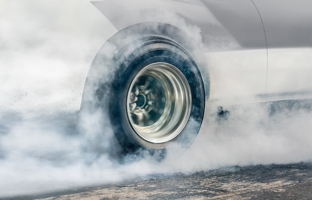 Raceauto verbrandt rubber van zijn banden ter voorbereiding op de race