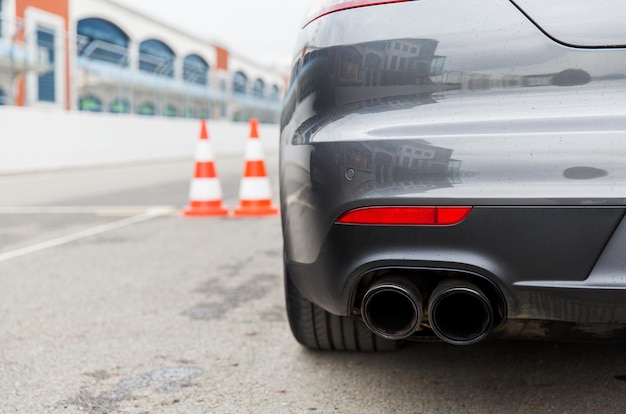 racen, motorsport, extreem en autorijden concept - close-up van sportwagen terug op speedway van stadion