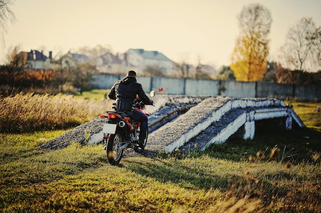 彼のバイクに座っているレーサー