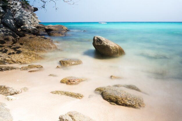 スムージー波のラチャ島