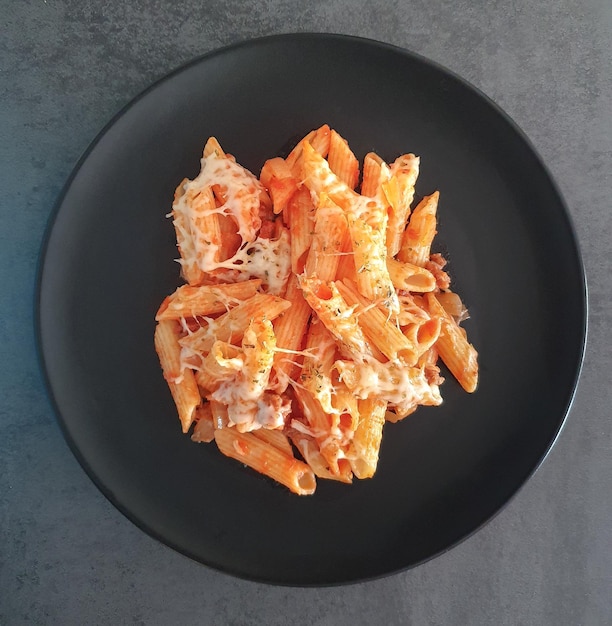 Racion plato de macarrones à la bolognesa con carne tomate y queso