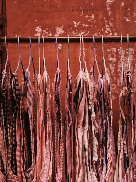Photo a rack of different colored clothes including one that says'pink '