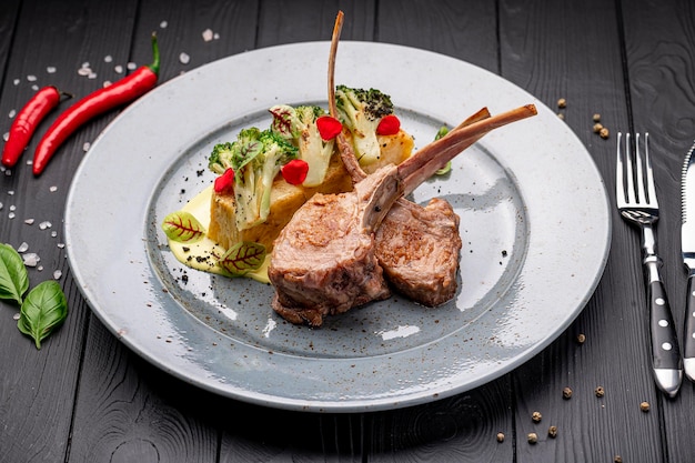 Carrè di agnello con patate gratinate e broccoli grigliati