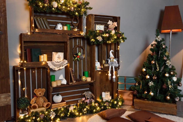 Scaffale realizzato con scatole di legno decorare con decorazioni natalizie ghirlanda di alberi di natale