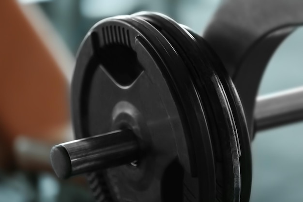 Rack met gewichtsplaten in de sportschool close-up view