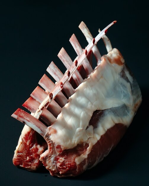 Photo a rack of new zealand lamb in raw form