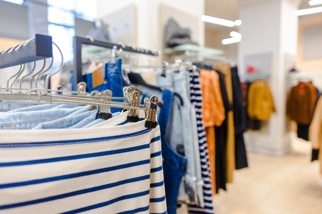 Photo a rack of shirts in store