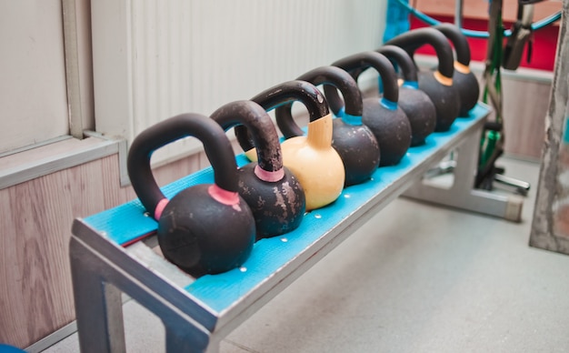 kettlebell와 랙. 기능 훈련 장비