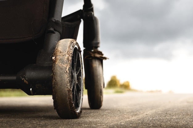 Foto rad von kinderwagen auf straße