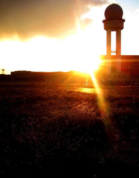 Foto torre radar contro il cielo durante il tramonto all'aeroporto