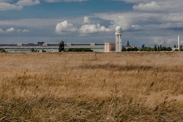 Foto radartoren op de luchthaven van berlin-tempelhof tegen de lucht