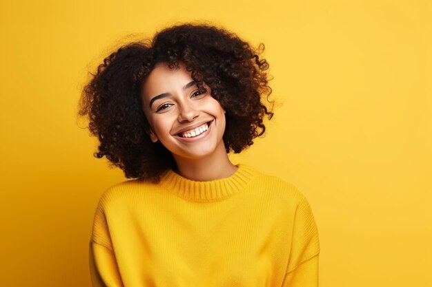 写真 鮮やかな背景で捉えられた 黄色いスウェットを着た 輝くと楽しい カーリーヘアの女性が喜びます