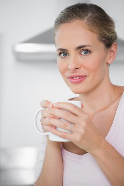 コーヒーと輝くブロンドの女性