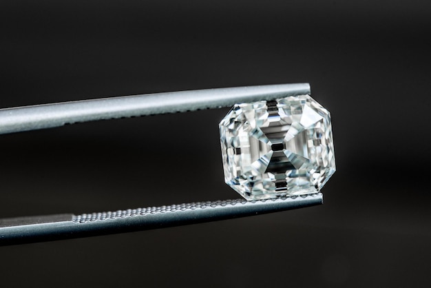 Radiant Cut Diamond в ювелирных пинцетах