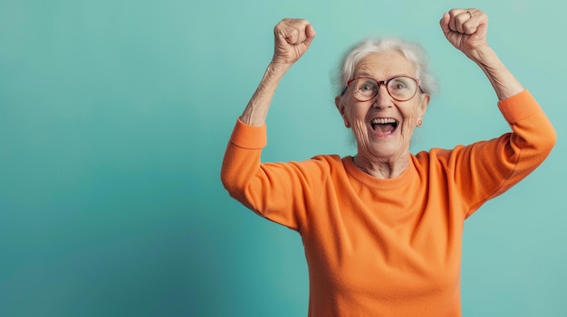 Foto radiante gioia donna anziana che esprime la sua felicità isolata su uno sfondo solido con ampio spazio per la copia