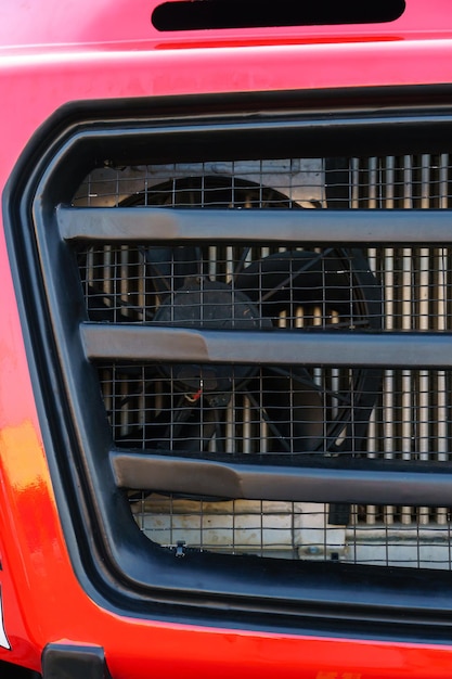 Radiatorrooster van een moderne vrachtwagen metalen gaas om het koelsysteem van de auto te beschermen truckkap close-up