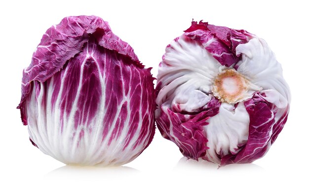 Radicchio, insalata rossa isolata su priorità bassa bianca