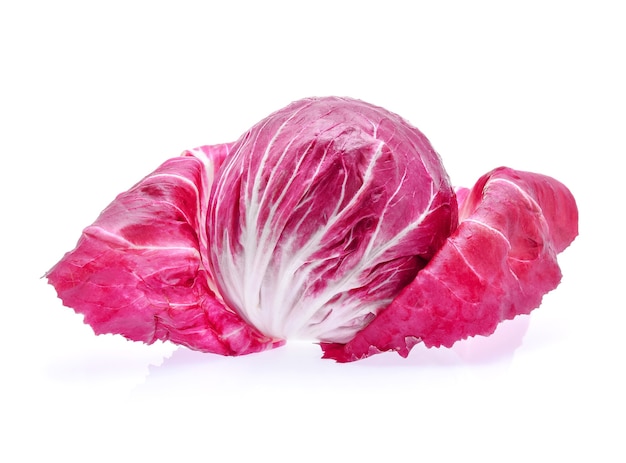 Radicchio, rode salade geïsoleerd op een witte achtergrond