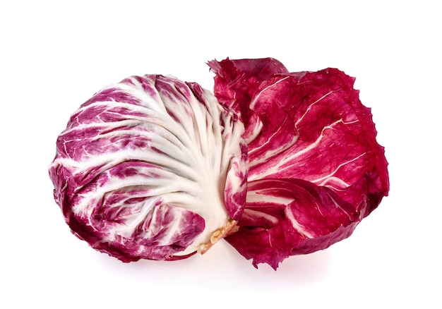 Radicchio rode salade geïsoleerd op witte achtergrond