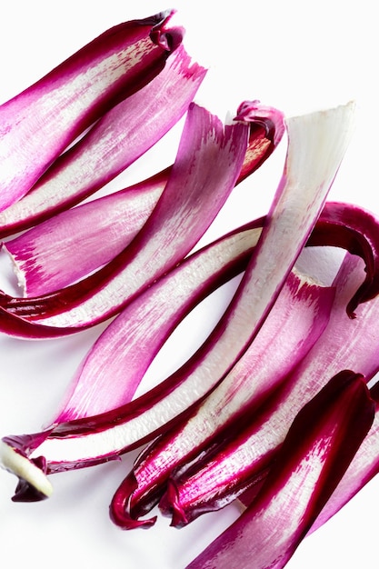 Radijs bladeren op witte geïsoleerde achtergrond Bovenaanzicht Rauwe verse biologische vegetarische gerechten Salade blad close-up