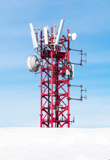 Радиоантенна для мобильной сети на голубом небе