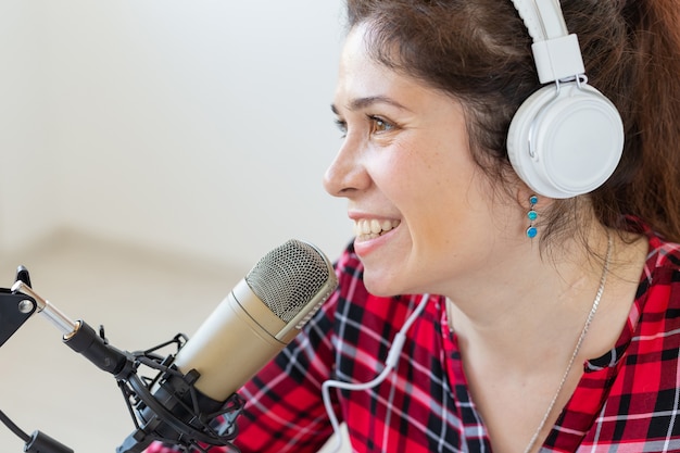 라디오, 블로깅, 팟 캐스팅 개념-라디오에서 클로즈업 여자 발표자
