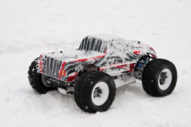 Photo radio-controlled car starts on a snowy road.