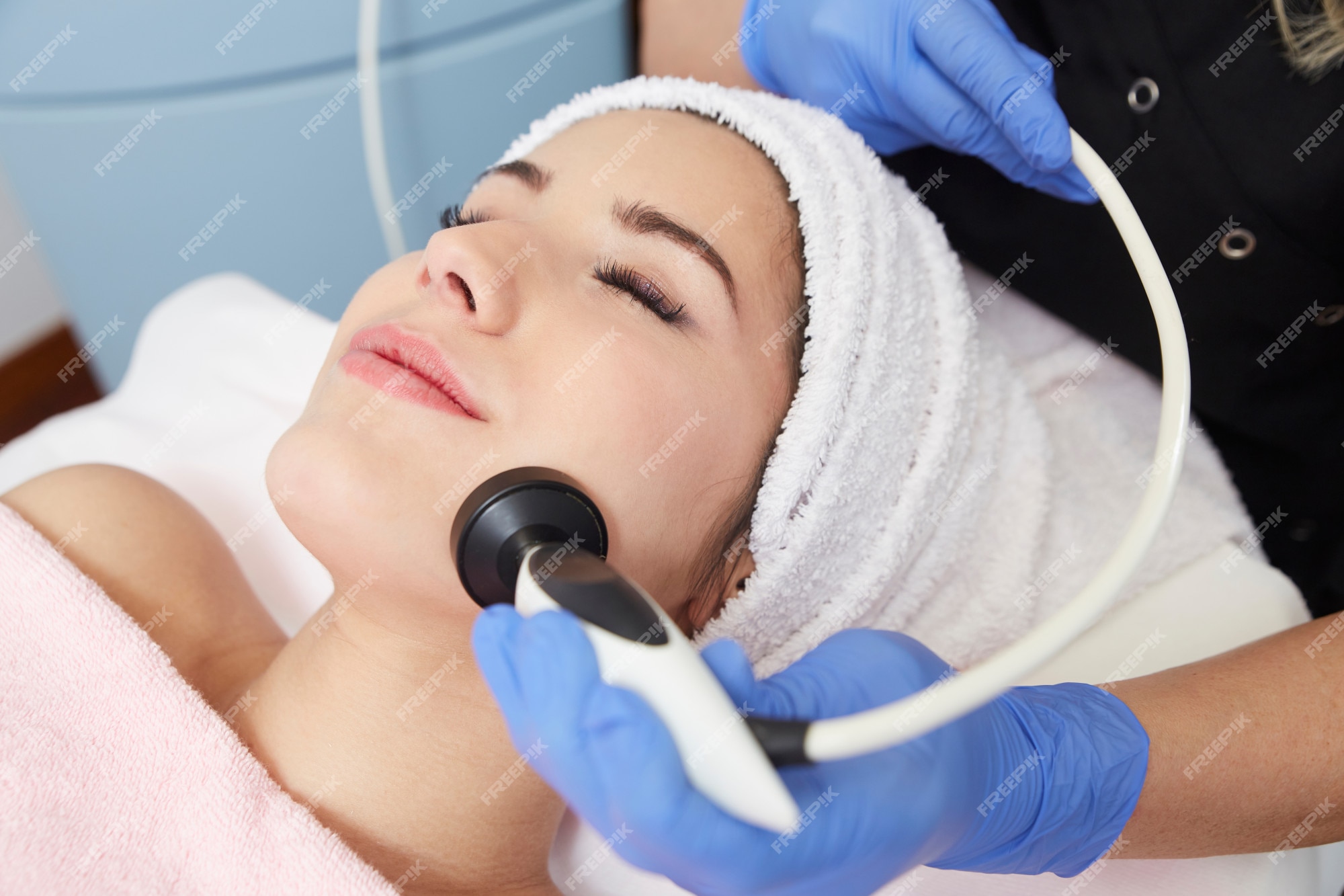 Premium Photo | Radio frequency facial treatment