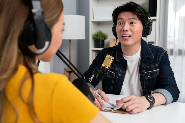 라디오 인플루언서 호스트가 헤드폰을 착용한 인터뷰 여성 소셜 온라인 인포바른