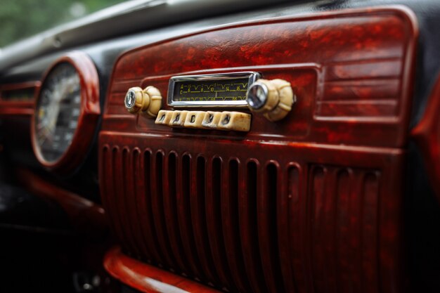 Radio op dashboard van oude vintage auto. Interieur van een klassieke retro auto.