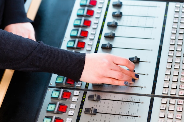 Foto presentatore radiofonico in stazione radio in onda