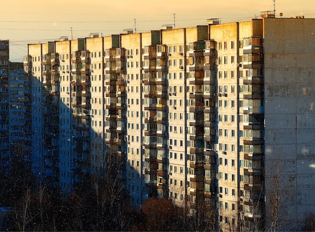 Foto radioactieve as in de buitenwijken van moskou achtergrond van de stadsarchitectuur