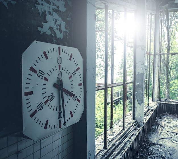 Photo radioactive clock in pool of pripyat school, chernobyl exclusion zone