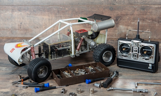 Radiogestuurd automodel met gereedschap voor het repareren van rc buggy modellen en bedieningspaneel.