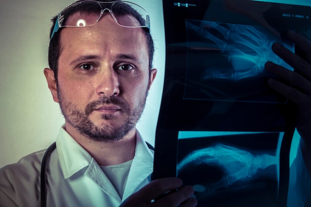 Photo radiographer, radiologist looking at an x-ray in hospital