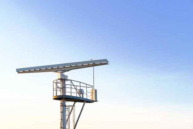 Radiolocator bij de uitkijktoren op de zuidelijke pier in Ventspils. Ventspils een stad in de regio Koerland in Letland. Letland is een van de Baltische landen