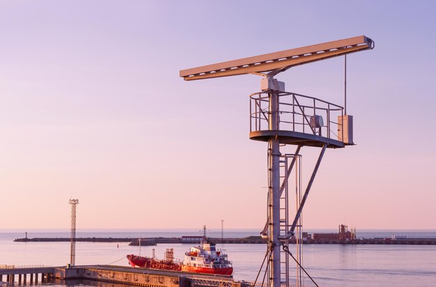 Radiolocator bij de uitkijktoren op de zuidelijke pier van Ventspils. Ventspils een stad in de regio Koerland in Letland. Letland is een van de Baltische landen