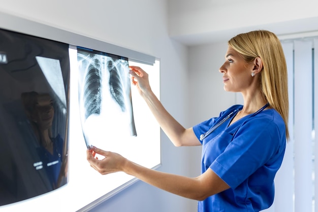 Foto concetto di radiologia e medicina medico che spiega i risultati della scansione polmonare sullo schermo al paziente anziano