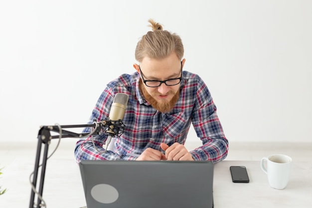 Radiopresentatorconcept - Knappe man aan het werk als radiopresentator bij radiostation