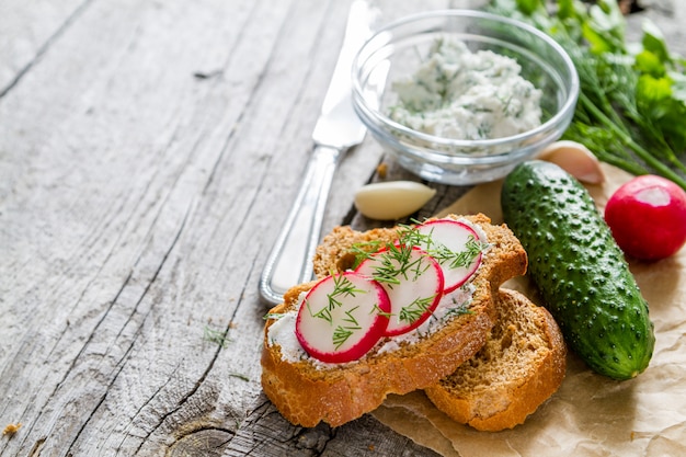 Radish and cucumber sandwich, ingredients