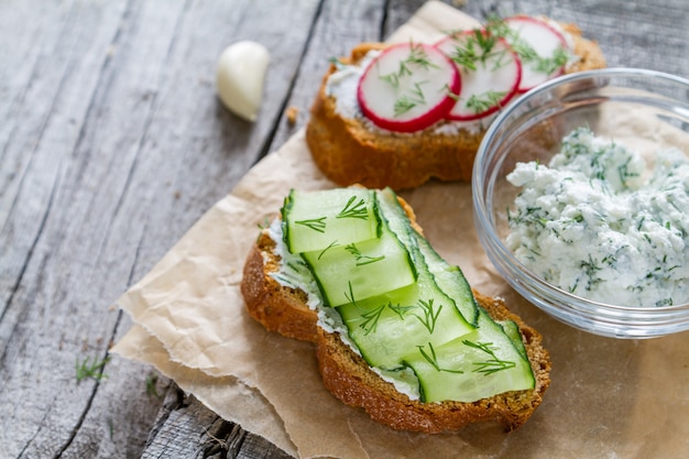 Radish and cucumber sandwich, ingredients