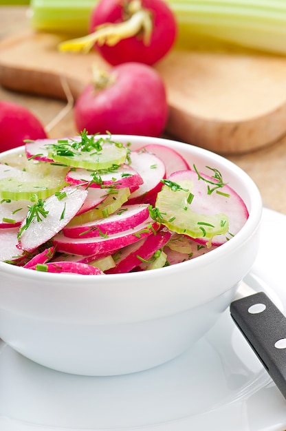 Photo radish salad in white bowl