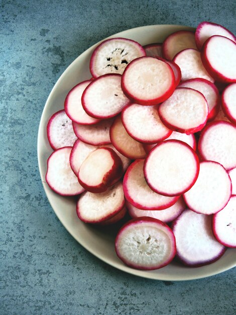 Photo radish slices on a plate