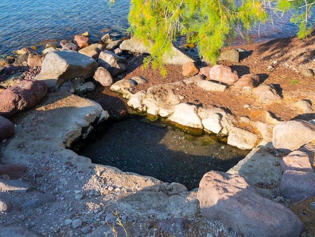 Foto radon-warmwaterbron op het strand van de badplaats metana in de peloponnesos in griekenland