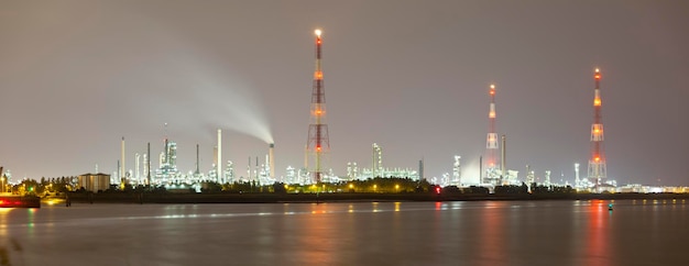 Raffinaderij 's nachts panorama