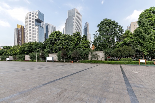 Raffles City, panoramische skyline en gebouwen met lege betonnen vierkante vloer in chengdu, ca.