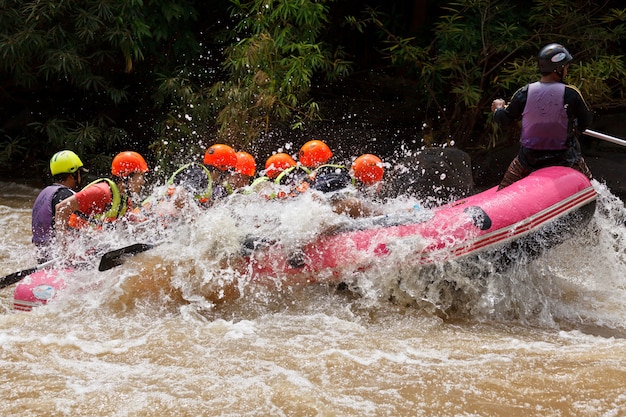 Raften in de rivier de Khek, in het noorden van Thailand